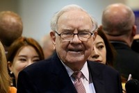 Warren Buffett trong Đại hội Trang Chủ KL99Com Số 1 Link Đăng Ký KL999 Berkshire Hathaway năm ngoái. Ảnh: Reuters