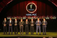 Ông Lê Tuyển Cử - Phó tổng giám đốc Kl994 game bài casino hấp dẫn Hoàng Quân tại Hà Nội (Ngoài cùng bên phải) – nhận giải thưởng Sàn giao dịch bất động Kl994 nhà cái bóng đá world cup sắc nhất Việt Nam năm 2018