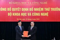 Bộ trưởng Chu Ngọc An trao quyết định cho tân Thứ trưởng Bùi Thế Duy. Ảnh báo KHPT