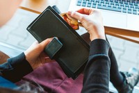 Mua quần áo và trả tiền ngay trực tuyến dần trở thành thói quen phổ biến ở Việt Nam.