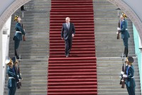 Putin chuẩn bị chủ trì lễ diễu binh sau khi tuyên thệ nhậm chức. Ảnh: Reuters.