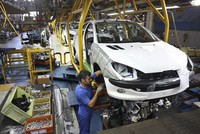 Một công nhân Iran đang lắp đặt xe hơi tại xưởng Kl994 nhà cái bóng đá world cup ở thủ đô Tehran. Ảnh: AP.