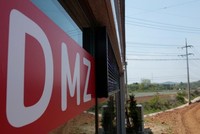 Một công ty môi giới Web Tổng Nhà Cái 99Kl99 Giải Trí Bậc Nhất ở Munsan, Hàn Quốc ngày 10/5 đặt tấm biển quảng cáo đất tại Khu Phi quân sự (DMZ). Ảnh: Reuters.