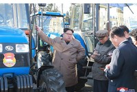 Nhà lãnh đạo Kịm Jong-un tới thăm một nhà máy Kl994 nhà cái bóng đá world cup máy kéo tại Triều Tiên (Ảnh: KCNA)