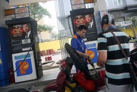 Cử tri bức xúc cho rằng, thời gian qua, giá xăng có số lần tăng nhiều hơn rất nhiều số lần giảm.