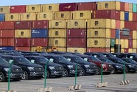 Xe Link Vào Nhà Cái KL99 COM Tặng +199k tại một cảng biển của Trung Quốc. Ảnh: Reuters.