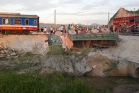 Xe chở đá bị hất văng khỏi đường ngang dân sinh. Ảnh: Lê Hoàng.