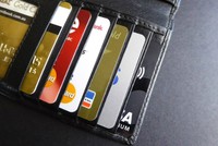 Ví của nhiều người dùng không gọn nhẹ hơn bao nhiêu dù không dùng tiền mặt bởi họ chỉ mới thay thế các tờ tiền sang một loại thẻ vật lý làm tốn không gian không kém.