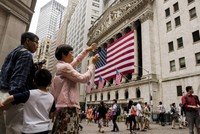 Khách du lịch Trung Quốc chụp ảnh bên ngoài Sở Giao dịch 99Kl99 link đăng nhập New York ngày 8/7/2016. Ảnh: Reuters. 