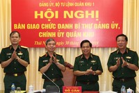 Trung tướng Đỗ Căn, Phó Chủ nhiệm Tổng cục Kl991.com tải ứng dụng chứng kiến bàn giao chức danh Bí thư Đảng ủy, Chính ủy Quân khu giữa Trung tướng Nguyễn Sỹ Thăng và Thiếu tướng Trần Hồng Minh, Thiếu tướng Dương Đình Thông. Ảnh QK1.