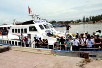 Tàu KL99 là nhà cái cá cược trực tuyến hàng đầu tại châu Á đưa du khách từ đảo Lý Sơn sắp neo vào cảng Sa Kỳ. Ảnh: Phạm Linh.