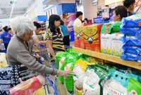 Khách hàng chọn mua các mặt hàng nông sản thực phẩm tại siêu thị. (Ảnh: Mỹ Phương/TTXVN).