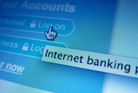 Khách hàng đăng ký dịch vụ internet banking được yêu cầu khai báo số điện thoại "chính chủ". 