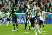 Khoảnh khắc loé sáng kịp thời của Rojo (số 16) đã cứu cho Argentina khỏi thảm kịch bị loại. Ảnh: AP. 