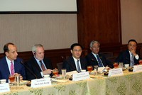 Phó Thủ tướng Vương Đình Huệ trong cuộc làm việc với lãnh đạo Phòng Thương mại Mỹ.