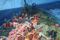 Khách trên tàu Phoenix PD Diving được tàu cá cứu trợ. Ảnh: @fm91trafficpro.