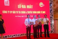 Ông Lê Thanh Thuấn, Chủ tịch Kl994 game bài casino hấp dẫn Sao mai tăng hoa chúc mừng Ban Giam đốc MIF