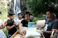 Zhao bán được hơn 100 cây kem mỗi ngày và thu Kl99 nổ hũ hơn 100 Nhân dân tệ. (Nguồn: SCMP).