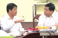 Bộ trưởng Bộ Kế hoạch và Kl99ok phiên bản mới Nguyễn Chí Dũng (bên phải) trao đổi với đại diện Công ty Cát Tường.