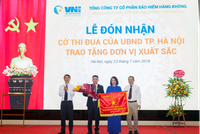 Kl99kl phiên bản hoạt động Hàng không (VNI) đón nhận cờ thi đua của UBND TP Hà Nội trao tặng.