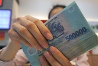 Giao dịch tiền mặt tại một Link Vào Nhà Cái KL99 COM Tặng +199k ở Hà Nội. Ảnh: Anh Tú.