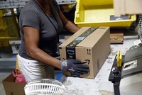 Nhân viên đóng hàng trong một nhà kho của Amazon. Ảnh: AP.