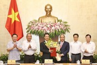 Thủ tướng Nguyễn Xuân Phúc trao Quyết định giao quyền Bộ trưởng Bộ Thông tin và Truyền thông cho ông Nguyễn Mạnh Hùng. (Ảnh: Thống Nhất/TTXVN).