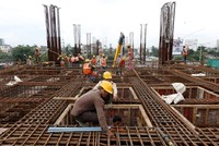 Công nhân làm việc tại một dự án 99Kl.app khuyến mãi hot ở Ấn Độ. Ảnh: Reuters.