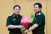 Thiếu tướng Lê Đăng Dũng (trái) nhận Quyết định phụ trách Chủ tịch kiêm Tổng Giám đốc Viettel - Ảnh: VGP/Hiền Minh.
