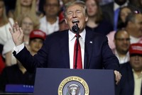 Tổng thống Mỹ Donald Trump trong cuộc vận động Kl991.com tải ứng dụng hôm 31/7 tại thành phố Tampa, bang Florida, Mỹ. Ảnh: AP.