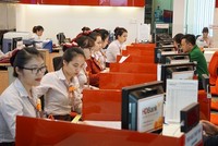Giao dịch quầy ở một Link Vào Nhà Cái KL99 COM Tặng +199k tại TP HCM. Ảnh: Anh Tú.