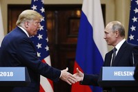 Tổng thống Trump và Tổng thống Putin bắt tay trong cuộc gặp tại Helsinki (Ảnh: AFP).