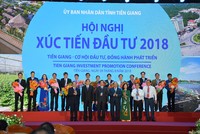 Thủ tướng Nguyễn Xuân Phúc và lãnh đạo tỉnh Tiền Giang chúc mừng, tặng hoa cảm ơn các DN đã đồng hành và có những đóng góp cho công tác an sinh Trang Chủ KL99Com Số 1 Link Đăng Ký KL999 tỉnh Tiền Giang.