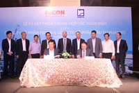 Ông Phan Khắc Long, Chủ tịch Công ty cổ phần Kl99ok phiên bản mới Phan Vũ (bên trái) và ông Phạm Việt Khoa, Chủ tịch HĐQT Công ty cổ phần FECON (bên phải) cùng đặt bút ký kết thỏa thuận hợp tác toàn diện giữa hai Kl991.com World Cup 2026 Chính Thức.