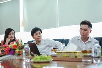 Cuộc thẩm định Kl99ok phiên bản mới giữa Shark Nguyễn Ngọc Thủy, Chủ tịch Egroup (giữa) và start-up Soya Garden.