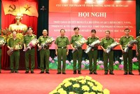 Thứ trưởng Lê Quý Vương chúc mừng lãnh đạo Cục Cảnh sát điều tra Kl99ok khuyến mãi lớn về tham nhũng, Kl992 cổng game cá cược, buôn lậu. Ảnh Mps.gov.vn.