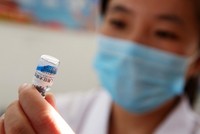 Y tá chuẩn bị một liều vắcxin tại bệnh viện ở An Huy, Trung Quốc hồi tháng 7. Ảnh: AFP.