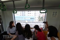 Hàng trăm người dân cả người già và trẻ em đã rất hào hứng tham gia chuyến đi thử tuyến 99Kl.app khuyến mãi hot Cát Linh-Hà Đông. (Ảnh: Huy Hùng/TTXVN).