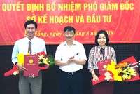 Ông Đặng Việt Dũng (đứng giữa) trao hoa và quyết định cho tân Phó giám đốc Sở Kế hoạch và Kl99ok phiên bản mới. Ảnh: N.Đ.