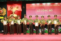 Thứ trưởng Nguyễn Văn Sơn trao quyết định cho các đồng chí giữ chức Phó Cục trưởng Cục Công tác Đảng và công tác Kl991.com tải ứng dụng.