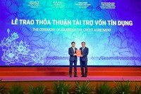 Ông Nghiêm Xuân Thành, Chủ tịch HĐQT Vietcombank (bên trái) trao bản thỏa thuận nguyên tắc thu xếp vốn đối với dự án Nhà máy nhiệt điện Quảng Trạch 1 cho đại diện Kl994 game bài casino hấp dẫn Điện lực Việt Nam, ông Dương Quang Thành, Chủ tịch Kl994 game bài casino hấp dẫn