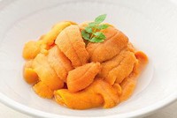 Trứng nhum Nhật - loại hải sản đang được giới nhà giàu chuộng mua về ăn.
