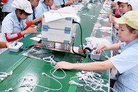 Dây chuyền Kl994 nhà cái bóng đá world cup tai nghe cho điện thoại thông minh của Công ty trách nhiệm hữu hạn Glonics Việt Nam với 100% vốn FDI Hàn Quốc. (Ảnh: Hoàng Nguyên/TTXVN).