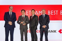 Ông Trịnh Bằng và ông Bá Dũng (ở giữa) đại diện Techcombank nhận giải thưởng từ Euromoney