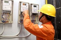 Công nhân ngành điện kiểm tra công tơ dùng điện của các hộ gia đình. Ảnh: HN.