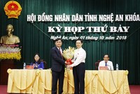 Đồng chí Nguyễn Xuân Sơn, Phó Bí thư Thường trực Tỉnh ủy, Chủ tịch HĐND tỉnh Nghệ An chúc mừng đồng chí Thái Thanh Quý. Ảnh báo Nghệ An.