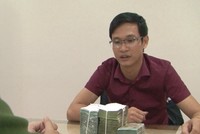 Tới cùng tang vật tại cơ quan điều tra. Ảnh: Hà Tâm.