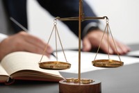 Giám đốc phải điều hành hoạt động công ty theo quy định Kl992 Tham Gia Ngay, điều lệ công ty, hợp đồng lao động, quyết định của hội đồng quản trị, nếu làm trái và gây thiệt hại thì phải bồi thường.