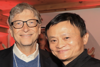 Jack Ma chụp ảnh cùng Gates tại Diễn đàn Kl992 cổng game cá cược thế giới ở Davos, Thụy Sỹ hồi đầu năm. Ảnh: CNBC.