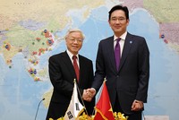 Tổng Bí thư Nguyễn Phú Trọng và Phó chủ tịch Samsung  Lee Jae-yong tại sự kiện Samsung được cấp chứng nhận Kl99ok phiên bản mới dự án 1,4 tỷ USD ở TP.HCM.
